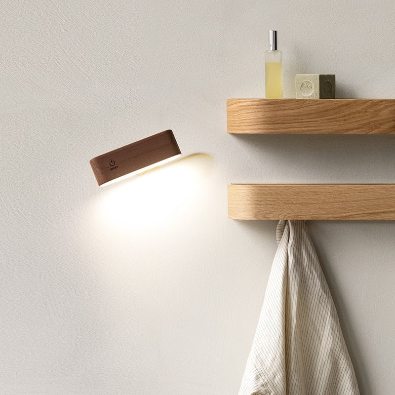 Stolová lampa z masívneho dreva s magnetickým nabíjaním